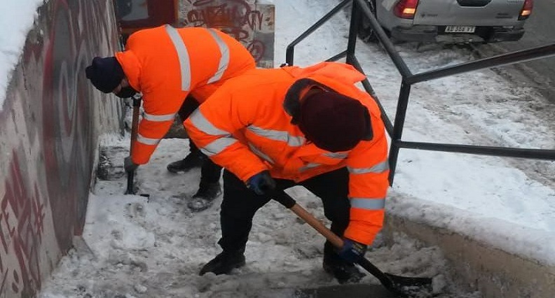 La Municipalidad de Ushuaia tambin record que se realiza la limpieza y despeje de veredas de aquellos vecinos o vecinas que tienen movilidad reducida y que requieran de este servicio comunicndose al telfono 424-474.