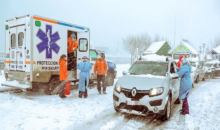 Son los que bajo la nieve, la lluvia o el fro, llevan adelante las tareas de prevencin, de hisopado, de cuidado y de esperanza tambin para los enfermos; los que se enfrentan minuto a minuto con un enemigo desconocido y mortal, dijo Gustavo Melella.