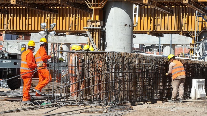 Se destaca el Plan Nacional de Infraestructura Regional que contempla obras en cinco provincias para diversificar la matriz productiva, con una inversin estimada en $230 millones, y que generar cerca de 3.800 puestos de trabajo directos.