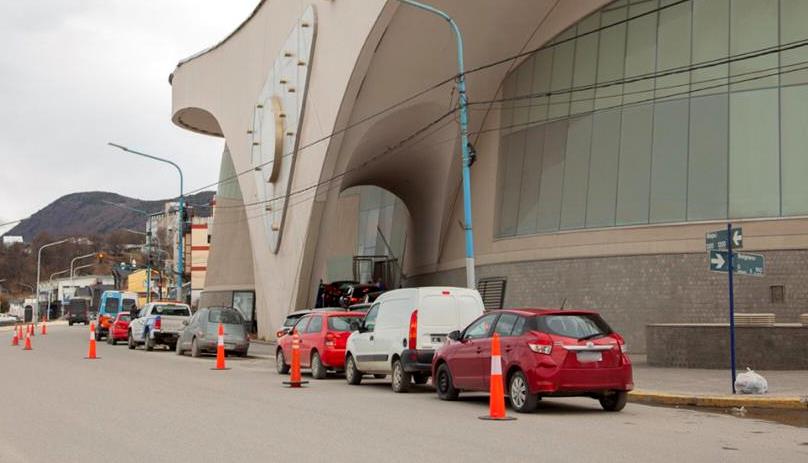 Los hisopados se realizan en el edificio del ex casino donde se toman un promedio de 100 muestras diarias. Adems, se efectan 30 hisopados ms por da a personas en sus domicilios. Un equipo en Ro Grande realiza el mismo trabajo.