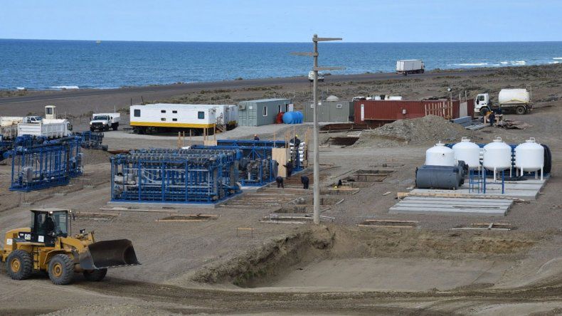 El agua se capta a unos 70 metros de la costa marina, y la capacidad mxima se alcanzar cuando se repare una de las tuberas de la toma y se disponga de mayor potencia elctrica para el funcionamiento de todo el sistema.