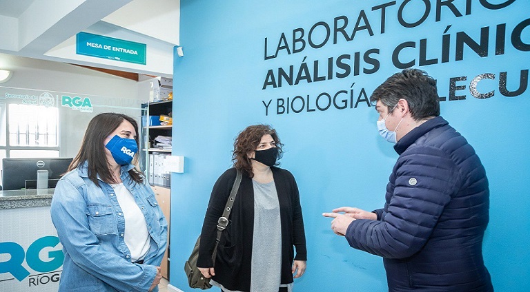 Sobre el Laboratorio de Anlisis Clnicos, Carla Vizzotti coment que, este Laboratorio ya es una capacidad instalada para la provincia para poder dar respuesta en relacin a la biologa molecular.