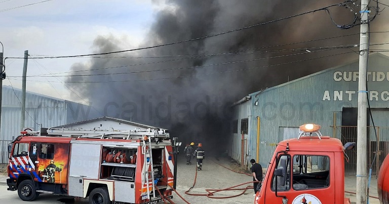 Todas las dotaciones de bomberos, mviles y personal de Defensa Civil municipal y de Proteccin Civil del Gobierno de la provincia, adems de Trnsito municipal y la Polica de la provincia se desplegaron para asistir en el siniestro.  