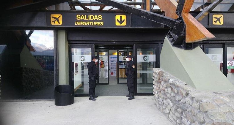 La Polica de Seguridad Aeroportuaria realiz una denuncia penal a esta persona debido a que no cuenta con domicilio en Tierra del Fuego y realiza el viaje teniendo la enfermedad, por lo que incumple con el DNU.