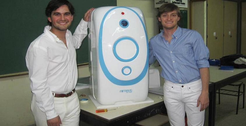 Dos estudiantes universitarios Argentinos disearon un lavarropas que funciona sin agua. El equipo es para uso industrial y ya fue inscripto en Propiedad Intelectual


