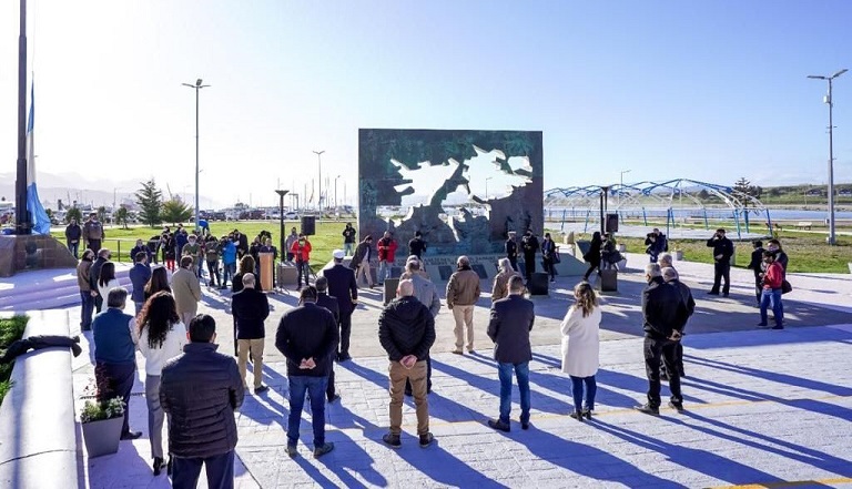 Desde Ushuaia mantenemos viva la memoria de nuestra historia, afirm el Intendente Walter Vuoto durante la ceremonia que se realiz en la Plaza Malvinas.