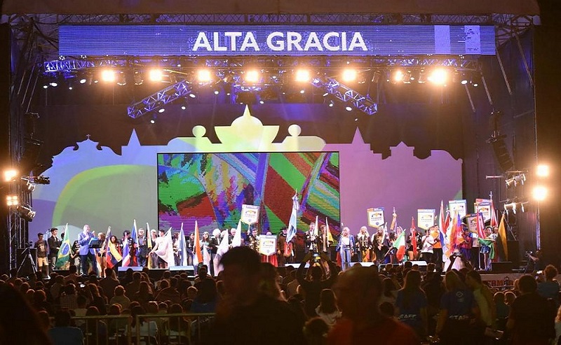 El mismo polideportivo donde se realiza el festival est convertido en consultorios. Lo principal para nosotros es la salud y que todo el esfuerzo que han hecho los comerciantes y vecinos no se tire por la borda en una semana, dijo el Intendente Torres.