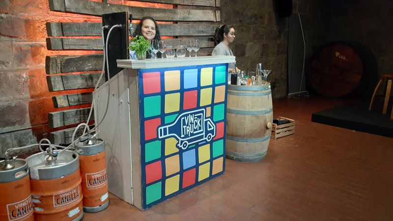 Calle Lafi es propietaria del nmero de inscripcin MIN001 ante las reglamentaciones de Instituto Nacional de Vitivinicultura (INV) para ofrecer el servicio de prestador de envases de acero inoxidable.