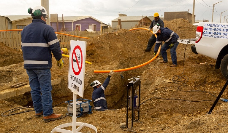 Estamos vinculando las redes del gas del barrio Mirador, todo lo que tena que ver con el tendido de las caeras con la red frontal, por lo cual, a partir de hoy este es un nuevo barrio que tiene redes de gas natural, destac Gabriela Castillo.