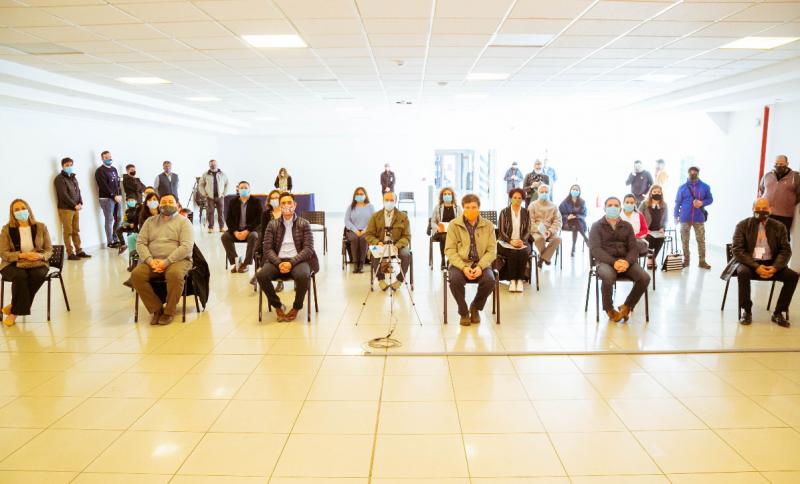 El Mdico es el que trata de curar, pero tambin acompaa y salva vidas. Para nosotros es importantsimo reconocer las vidas que salvaron, remarc el Gobernador Gustavo Melella.