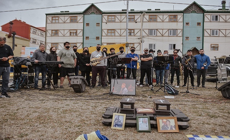 La Banda de Msica del Municipio de Ro Grande estuvo presentes, al igual que los integrantes de Los Piratas, el otro grupo musical que tambin integraba el Tano. Fotos: Facebook Karukinka Noticias.