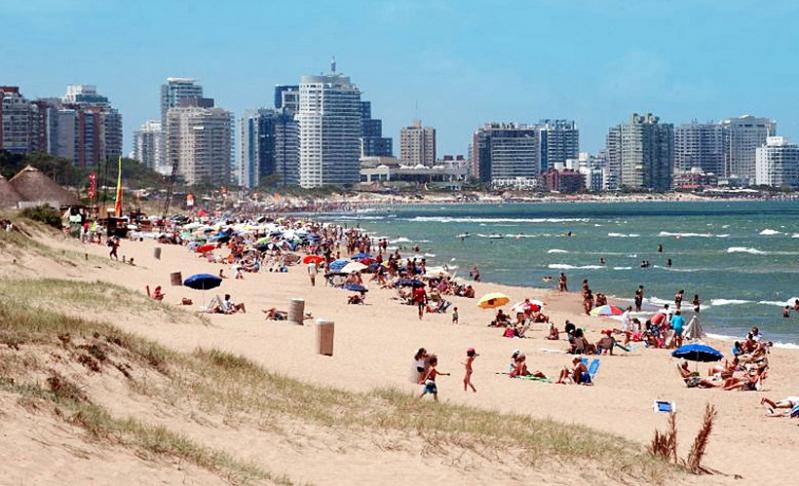 La decisin afectar la temporada turstica del pas vecino, que en esas fechas recibe miles de visitantes argentinos y brasileos.