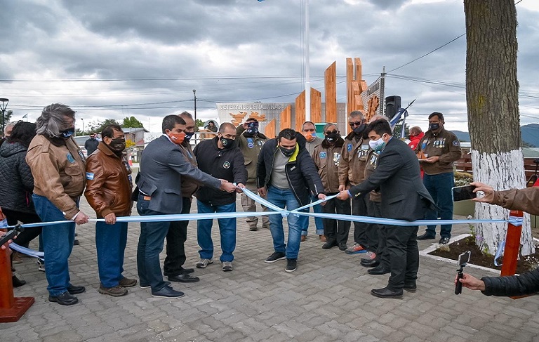 El acto cont con la presencia de los Centros de Ex Combatientes, autoridades nacionales, provinciales y municipales de las ciudades de Tolhuin y Ushuaia.