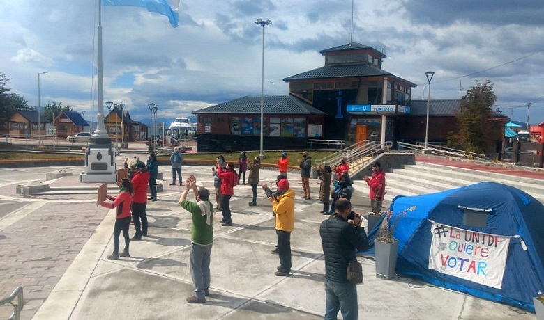 La situacin de la UNTDF, por la lnea poltica que marca Castelucci, ha generado una gran divisin en todas las estructuras universitarias, docentes, no docentes, estudiantes, Centro de Estudiantes, y en cada Instituto de la Universidad.