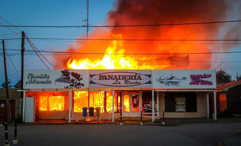 Hasta el momento se desconoce que provoc el dantesco incendio que entristeci a gran parte de los fueguinos, quienes alguna vez han pasado a este tradicional lugar, el cual era una parada obligada en Tolhuin. Fotos: Sixto Benitez, Tolhuin.