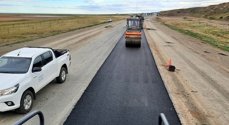 El proyecto incluye la pavimentacin de este corredor, que se encontraba enripiado, desde el puesto fronterizo de San Sebastin hasta el pas limtrofe por el que circulan en promedio 890 vehculos entre autos particulares y trnsito pesado.