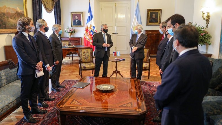 La mayor conectividad que se lograra por tener una salida directa al Ocano Pacfico, sumada a las salidas naturales por el Atlntico a travs de la localidad de Las Toninas, podra transformar a nuestro pas en un actor digital del hemisferio sur.