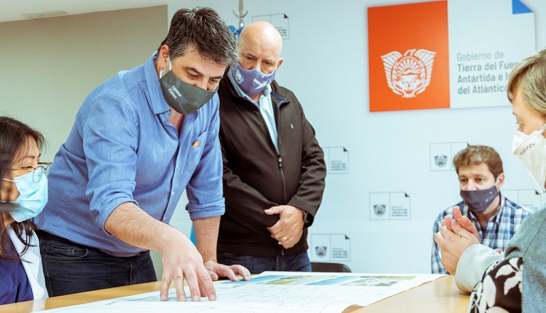 Tanto este futuro Centro de Radioterapia, como el Centro de Rehabilitacin en Ushuaia, servir para evitar la derivacin de muchos pacientes, siendo un alivio para ellos y sus familias en el tratamiento de diferentes patologas, indic Daniel Rivarola.