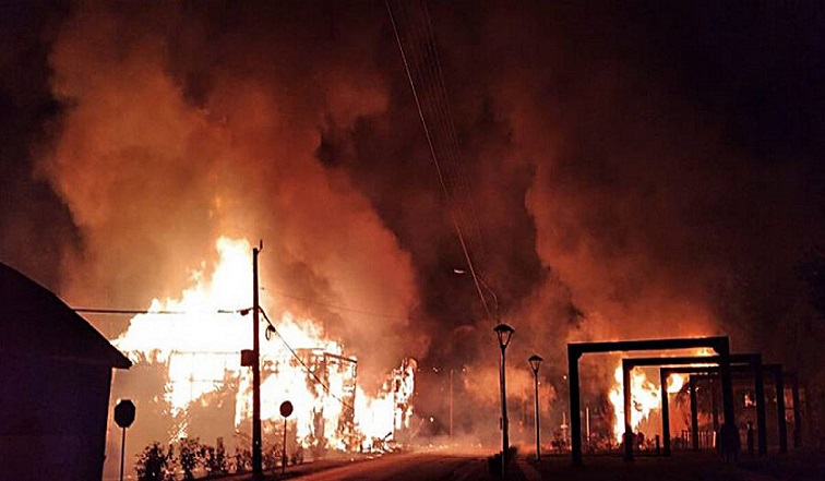 Grupos de manifestantes levantaron barricadas en distintos puntos de Panguipulli, en la surea regin de Los Ros, donde ocurrieron los hechos, 800 kilmetros al sur de Santiago, al tiempo que el edificio municipal fue incendiado pasadas las 23.