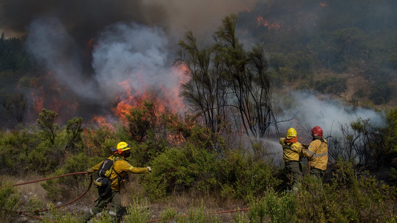 En este momento, 260 combatientes están abocados a este incendio y en el transcurso de este lunes, llegarán otros 33 para reemplazar a los brigadistas de Neuquén y Córdoba. Foto de archivo. 