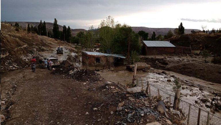 El impresionante aluvin en Chos Malal gener innumerables daos en la localidad y doce familias debieron ser evacuadas. La comunidad y los organismos oficiales trabajan para recuperar las prdidas que sufrieron.