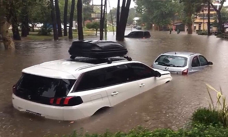 Un fuerte temporal afecta al partido de Pinamar, provincia de Buenos Aires, gener evacuados y calles anegadas por las copiosas precipitaciones agua.