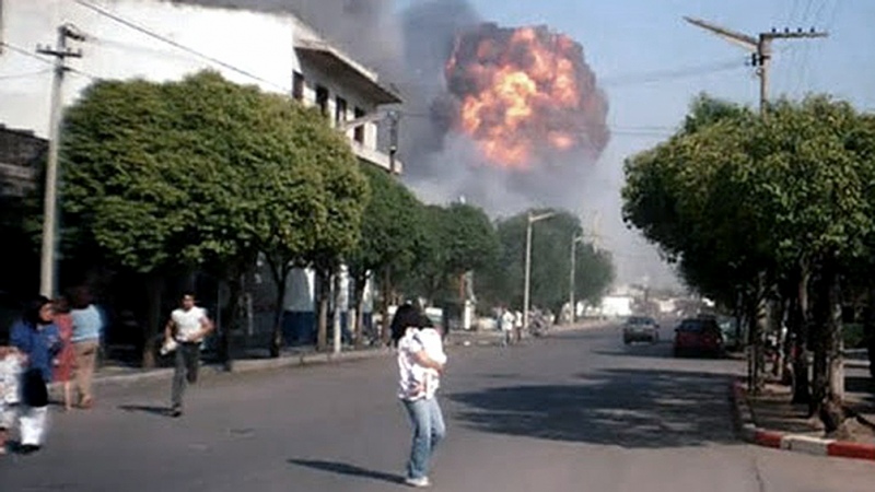 La Municipalidad de Ro Tercero seala a Carlos Menem como el principal responsable del atentado y las explosiones en la Fbrica Militar de esa ciudad, que dej el saldo de siete muertos, 300 heridos y mltiples daos materiales. 