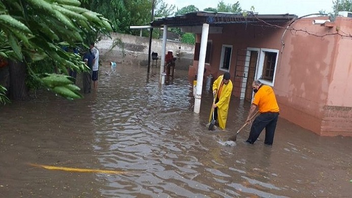 Desde el medioda una torrencial tormenta aneg viviendas y destruy varias calles. El desborde colaps el Hospital San Juan Bautista y hubo personas evacuadas.