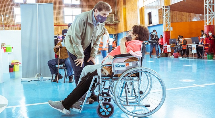 Los adultos mayores y las personas en riesgo son las personas que ms tenemos que cuidar, pero sobre todo la porcin ms delicada, son los que tienen prioridad, el Ministerio va a seguir comunicando la forma en la que se va a seguir, dijo Melella.