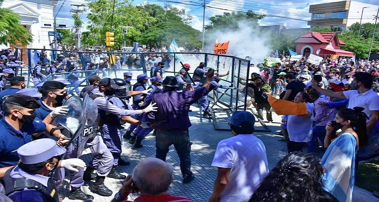 Cientos de vecinos de la capital salieron a las calles en rechazo a la medida que tom el Gobierno por el aumento de casos. 