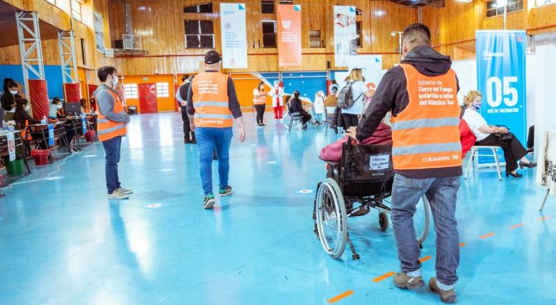 En las prximas etapas del plan de vacunacin se continuar con el resto de las personas de entre 18 y 54 aos con factores de riesgo, acorde al cronograma de entrega de dosis. 