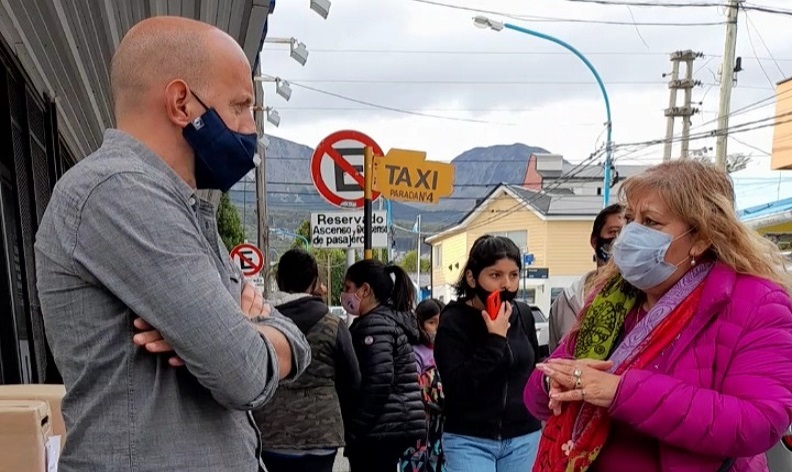 El Concejal Javier Branca se apost en la puerta de un supermercado para escuchar reclamos y sugerencias de vecinas y vecinos de Ushuaia. 