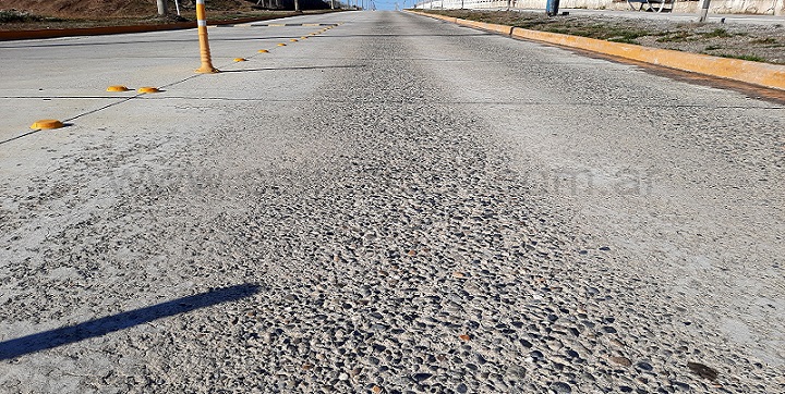 El aspecto que presenta la calle Thorne, entre Avenida Hroes de Malvinas y Ameghino, es similar al de una calle con una antigedad de 20 aos, donde la primera capa de cemento no existe, y claramente se puede observar solo las piedras del hormign.