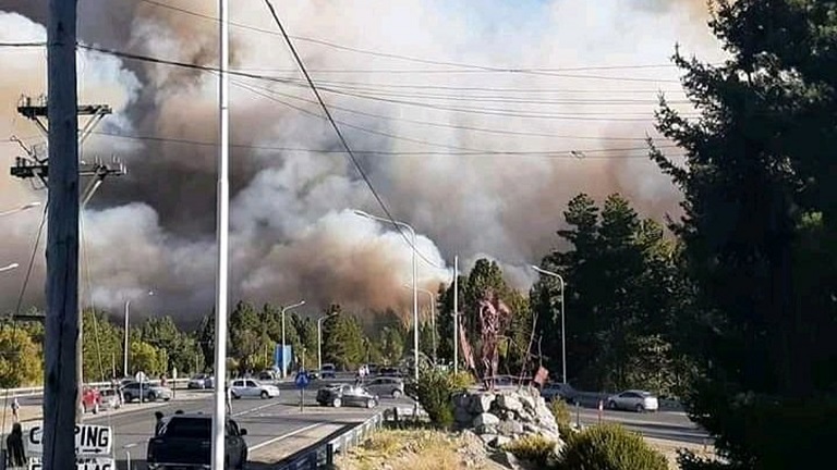 La Nacin sum tres aviones hidrantes, dos helicpteros y doce autobombas al operativo para intentar controlar las llamas en la comarca andina. 