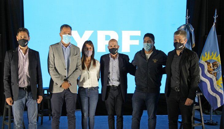 Durante el encuentro, los representantes de los sindicatos petroleros de Santa Cruz firmaron el acuerdo de productividad que permitirá mantener estos niveles de actividad, producción y trabajo.