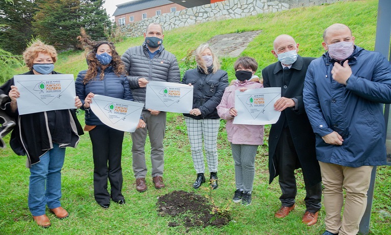 Luego del acto, los presentes se acercaron a la Antigua Casa de Gobierno y all se plantaron dos rboles autctonos a fin de plantar vida como un acto de memoria y futuro.