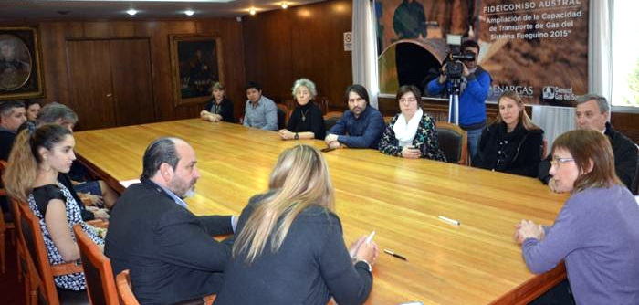 La Gobernadora Fabiana Ros firm contratos para la ejecucin de la ampliacin de la capacidad de transporte de Gas del Sistema Fueguino  

