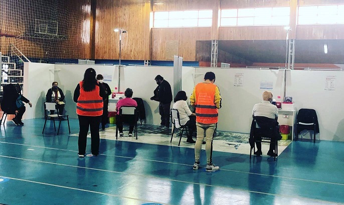 Tambin seguimos vacunando a personas de 55 a 59 aos con factores de riesgo, record la Dra. Marina Goyogana y puntualiz que, este grupo debe inscribirse  mediante un formulario web (www.tierradelfuego.gob.ar/vacunatdf).