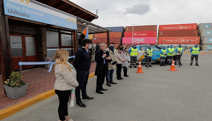 En el Puerto de Ushuaia se ampliar el muelle comercial en 80 metros de largo y 28 metros de ancho para aumentar el rea logstica de trabajo en aproximadamente 2.240 m2, con el propsito esencial de extender la capacidad de amarres en un 20%.