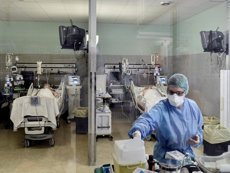 La curva abrupta de casos se cruz con sanatorios llenos por atenciones programada. Los privados ya estn tomando medidas, como volver a alquilar hoteles, donde los pacientes estabilizados terminan su recuperacin.