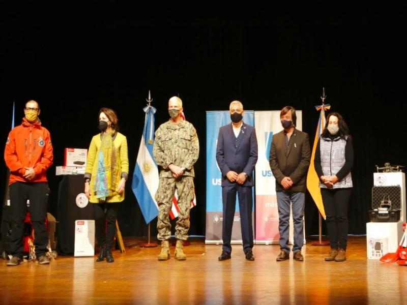 El organismo colegiado ms importante sobre la Cuestin Malvinas de Tierra del Fuego, repudi la presencia en el Pas y en Ushuaia, del Jefe del Comando Sur de los EE.UU. Almirante Craig Stephen Faller.  