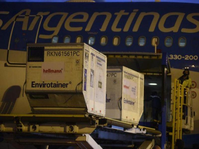 Un vuelo de Aerolneas Argentinas proveniente de Beijing arrib esta tarde con 384 mil dosis de la vacuna china de Sinopharm en el marco de la entrega de un milln de dosis que llegarn a lo largo de esta semana.