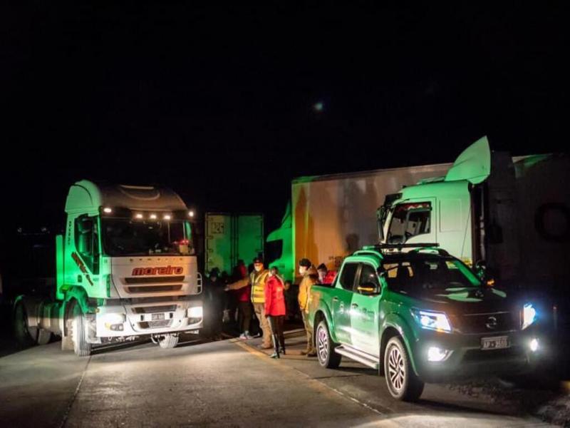 Se liberaron ventanas para todo el desplazamiento de camiones, sobre todo, los que transportan insumos mdicos, tanto de la provincia argentina como de la Regin de Magallanes, destac la Intendenta de Magallanes, Jenniffer Rojas.