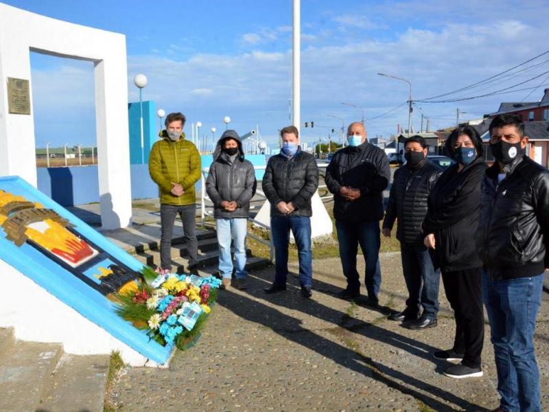 Los Concejales de Ro Grande colocaron una ofrenda floral frente al monumento del Crucero ARA General Belgrano y hubo un minuto de silencio solicitado por el Presidente de la institucin.