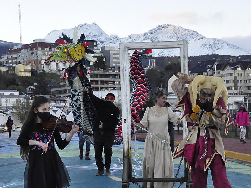 La intervencin teatral urbana Las Puertas del grupo Lo-eventual se realiz en el Paseo de las Rosas de la ciudad de Ushuaia.