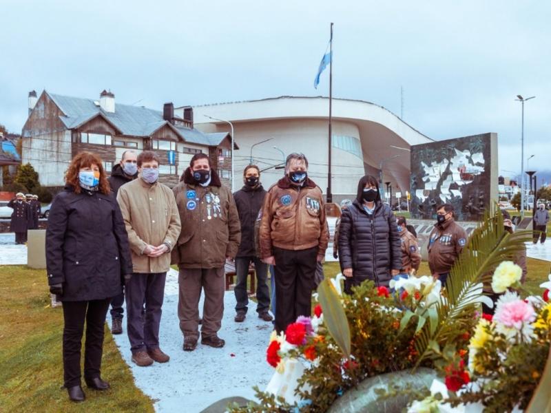 Autoridades de los Poderes Ejecutivo y Legislativo, junto a ex Combatientes de Malvinas, hicieron la colocacin de una ofrenda floral al pie del monumento que rinde homenaje a los marinos cados.