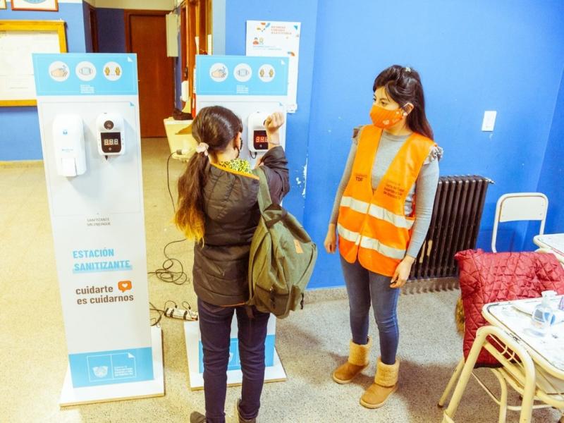 Todas las instituciones contarn con un ttem, lo que va a facilitar la medicin de la temperatura, y siempre habr una persona para que controle el ingreso a las instituciones, resalt el Secretario de Educacin, Pablo Lpez Silva.