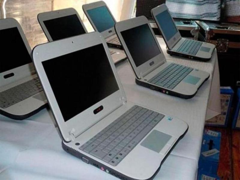 La fabricacin de las netbooks generar 2.000 puestos de trabajo y se llevar a cabo en plantas ubicadas en la Ciudad Autnoma de Buenos Aires, Rosario y las provincias de Tierra del Fuego y de Buenos Aires.