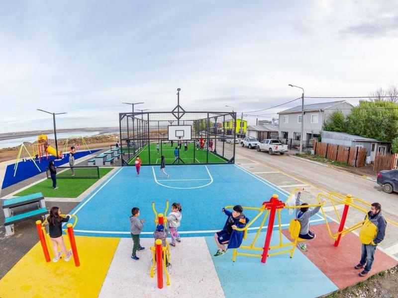 Se trabaj en una cancha para ftbol, ftbol-tenis, bsquet, juegos infantiles y un sector del playn destinado a una estacin saludable