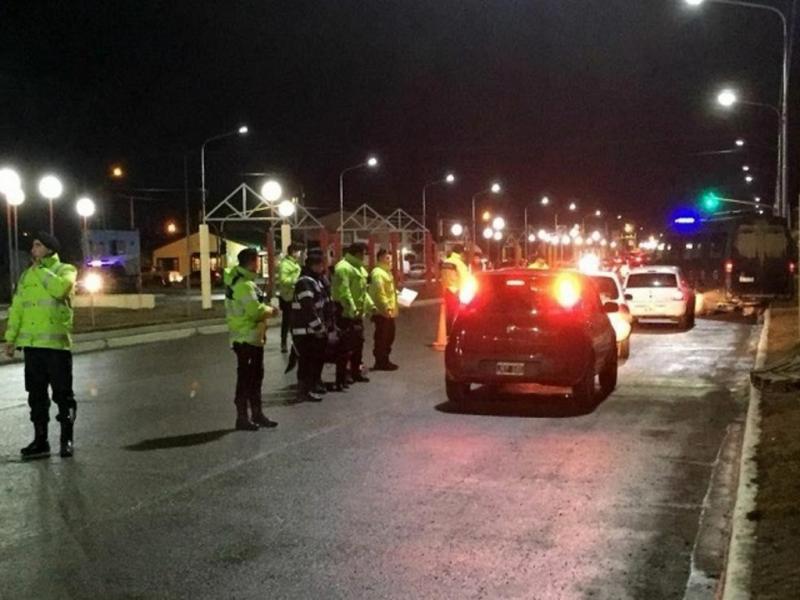 Las empresas Lder y Montiel estn autorizados a continuar prestando el servicio solo en situaciones particulares. No est autorizado el traslado por turismo. Las personas que tengan que abordar un vuelo, debern exhibir el pasaje para acceder al aeropuer